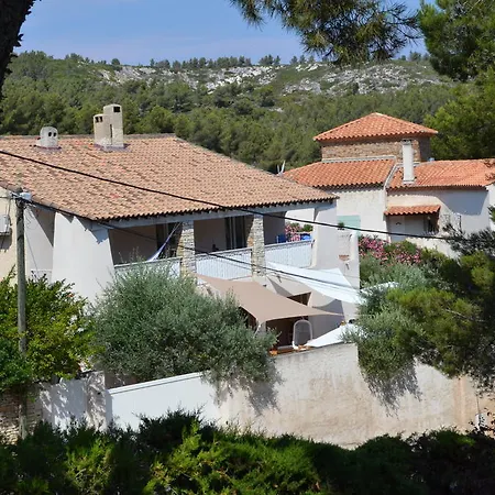 Les D'hotes Du Grand Mornas Bed & Breakfast 2*