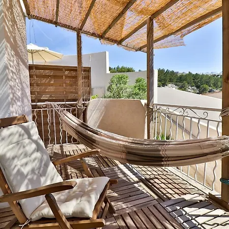 Les D'hotes Du Grand Mornas Bed & Breakfast