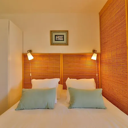 Les D'hotes Du Grand Mornas Bed & Breakfast