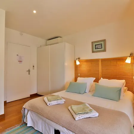 Les D'hotes Du Grand Mornas Bed & Breakfast 2*