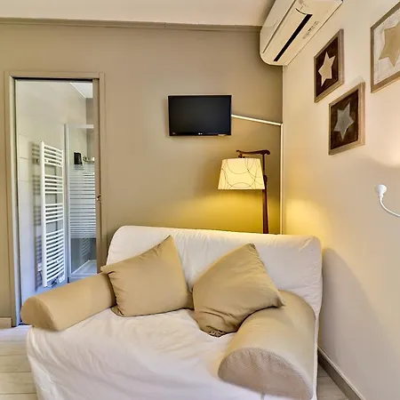 Les D'hotes Du Grand Mornas Bed & Breakfast