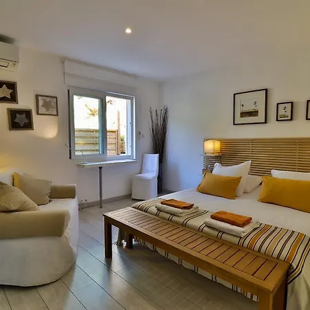 Les D'hotes Du Grand Mornas Bed & Breakfast 2*