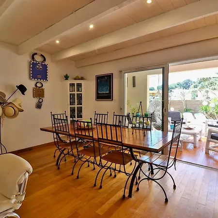 Les D'hotes Du Grand Mornas Bed & Breakfast
