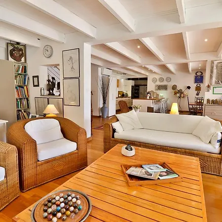 Les D'hotes Du Grand Mornas Bed & Breakfast