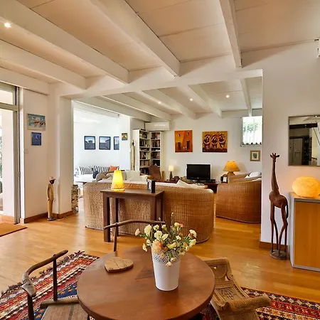 Les D'hotes Du Grand Mornas Bed & Breakfast 2*