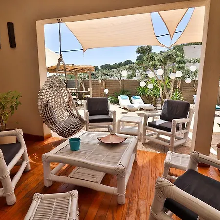 Les D'hotes Du Grand Mornas Bed & Breakfast