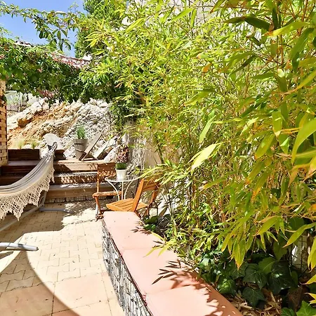 Les D'hotes Du Grand Mornas Bed & Breakfast 2*