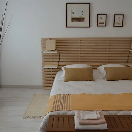 Les D'hotes Du Grand Mornas Bed & Breakfast 2*