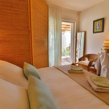 Les D'hotes Du Grand Mornas Bed & Breakfast