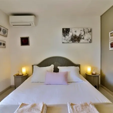 Les D'hotes Du Grand Mornas Bed & Breakfast
