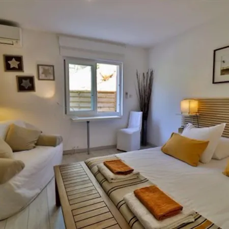 Bed & Breakfast Les D'hotes Du Grand Mornas 2*