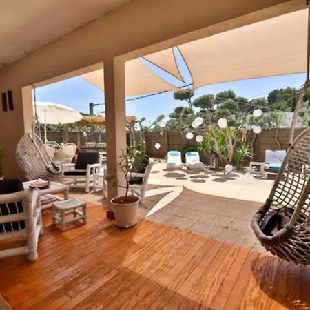 Les D'hotes Du Grand Mornas Bed & Breakfast
