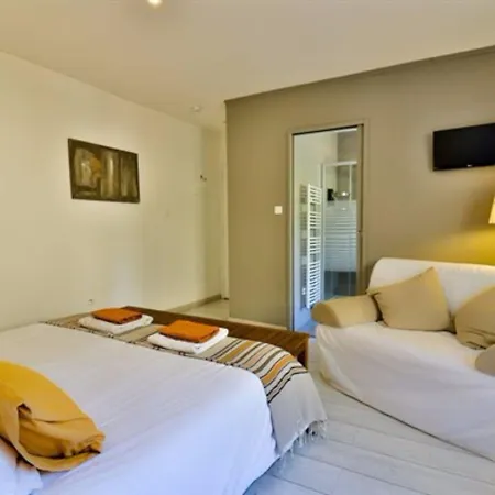 Les D'hotes Du Grand Mornas 2*